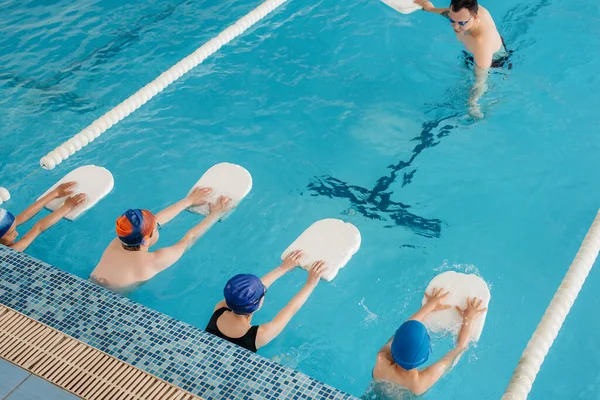 Gruppo Ragazzi Ragazze Allena Impara Nuotare Piscina Con Istruttore Sviluppo — Foto Stock
