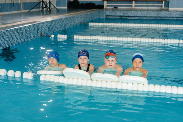 Eine Gruppe Von Jungen Und Mädchen Trainiert Und Lernt Pool — Stockfoto