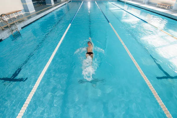 Een Jonge Atleet Traint Bereidt Zich Voor Zwemwedstrijden Het Zwembad — Stockfoto