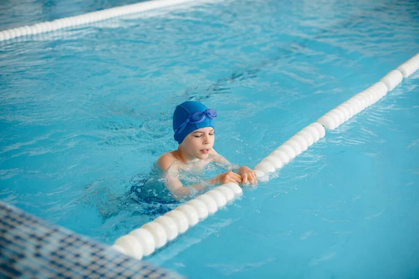Mały Chłopiec Pływa Uśmiecha Się Basenie Zdrowy Styl Życia — Zdjęcie stockowe