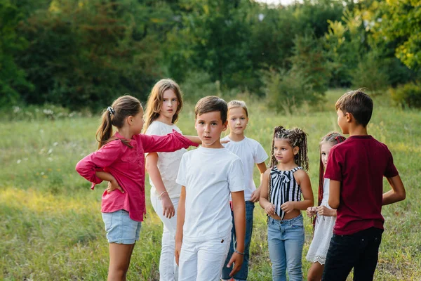 Groupe Enfants Heureux Courent Jouent Dans Parc Pendant Coucher Soleil — Photo