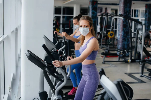 Salgın Sırasında Maske Takan Iki Güzel Kız Spor Salonunda Egzersiz — Stok fotoğraf