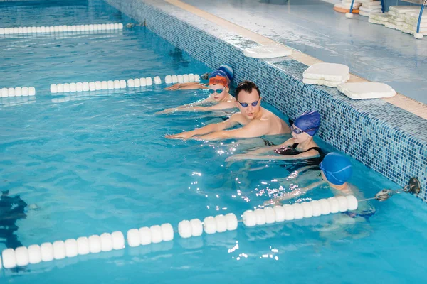 Groupe Garçons Filles Entraînent Apprennent Nager Dans Piscine Avec Instructeur — Photo