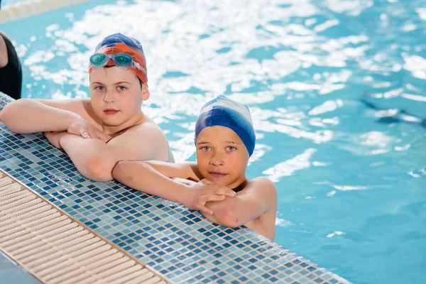 Grupo Niños Niñas Entrenan Aprenden Nadar Piscina Con Instructor Desarrollo —  Fotos de Stock