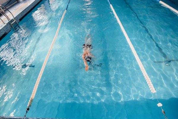 Genç Bir Atlet Havuzda Yüzme Yarışmalarına Hazırlanıyor Sağlıklı Yaşam Tarzı — Stok fotoğraf