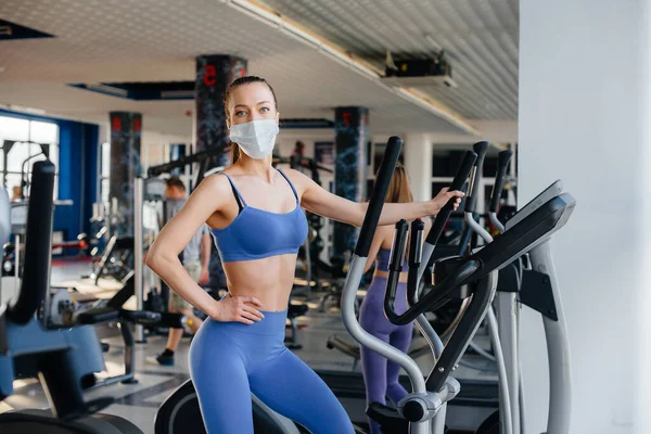 Salgın Sırasında Maske Takan Iki Güzel Kız Spor Salonunda Egzersiz — Stok fotoğraf