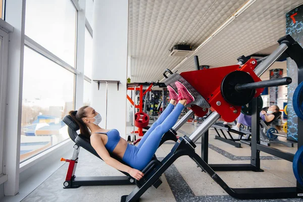 Jong Mooi Meisje Doet Sport Sportschool Dragen Van Een Masker — Stockfoto