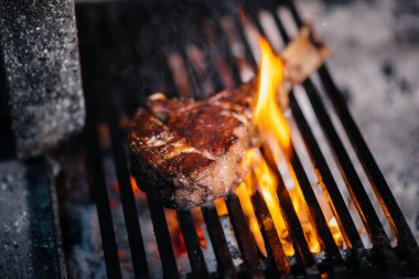 Sulu biftek bir restoranda ızgara olur. Izgarada kızarmış et var..