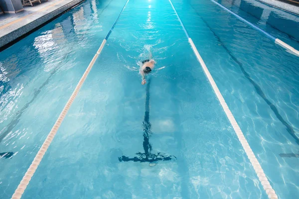 Młody Sportowiec Trenuje Przygotowuje Się Zawodów Pływackich Basenie Zdrowy Styl — Zdjęcie stockowe