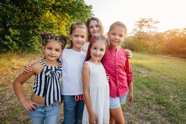 Skupina Veselých Dívek Během Západu Slunce Usmívá Hraje Parku Dětský — Stock fotografie