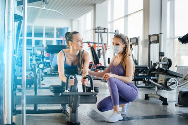 Twee Jonge Mooie Meisjes Trainen Sportschool Met Maskers Tijdens Pandemie — Stockfoto