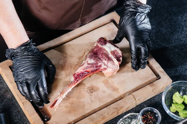 Profesionální Kuchař Marinuje Připravuje Šťavnatý Steak Čerstvého Kusu Masa Vaření — Stock fotografie
