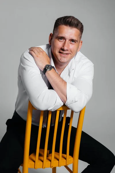 Ein Stilvoller Junger Mann Weißem Hemd Sitzt Auf Dem Regiestuhl — Stockfoto