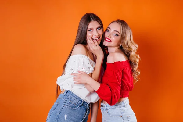 Due Ragazze Giovani Belle Mostrano Emozioni Sorrisi Nello Studio Uno — Foto Stock