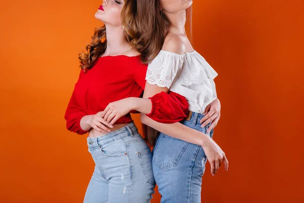 Két Fiatal Gyönyörű Lány Érzelmeket Mosolyt Mutat Stúdióban Narancssárga Alapon — Stock Fotó