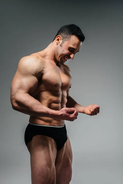 Ein Junger Bodybuilder Posiert Oben Ohne Studio Und Zeigt Seinen — Stockfoto