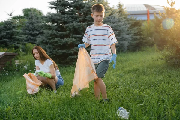 Grupo Niñas Con Niños Atardecer Dedican Recolección Basura Parque Cuidado —  Fotos de Stock