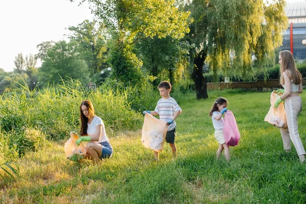 Grupo Niñas Con Niños Atardecer Dedican Recolección Basura Parque Cuidado — Foto de Stock