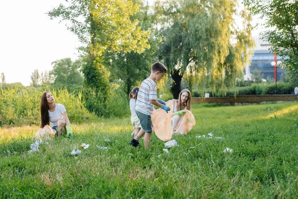 Skupina Dívek Dětmi Při Západu Slunce Zabývá Sběrem Odpadků Parku — Stock fotografie