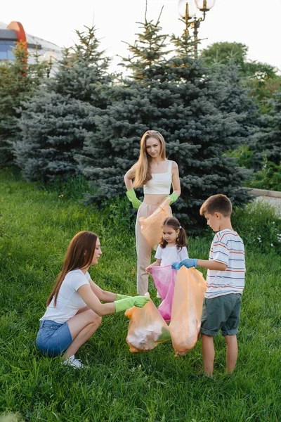 Grupo Meninas Com Crianças Pôr Sol Estão Envolvidas Coleta Lixo — Fotografia de Stock