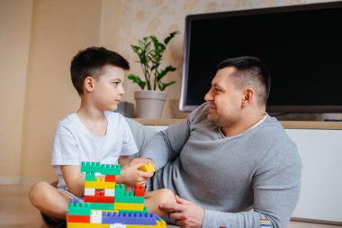 Küçük bir çocuk babasıyla birlikte bir müteahhit tarafından oynanır ve bir ev inşa edilir. Bir aile evinin inşaatı.