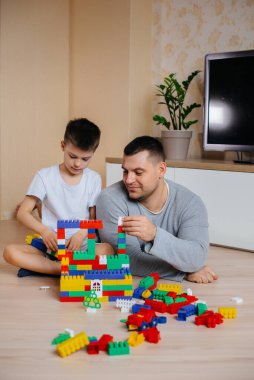 Küçük bir çocuk babasıyla birlikte bir müteahhit tarafından oynanır ve bir ev inşa edilir. Bir aile evinin inşaatı.