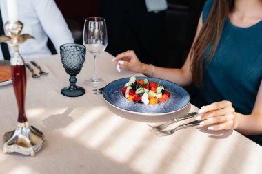 Modern bir restoranın yakın planında nefis bir salata. Yemek şirketinde müşteri hizmetleri..