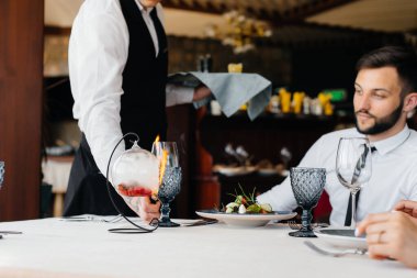 Nefis bir deniz mahsulü salatası, ton balığı ve siyah havyar. Restorandaki masada ateş servis ediliyor. Yakından haute mutfağının nefis lezzetleri..
