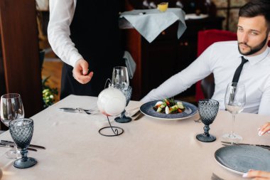 Restorandaki masada nefis bir deniz ürünleri, ton balığı ve siyah havyar salatası. Yakından haute mutfağının nefis lezzetleri..