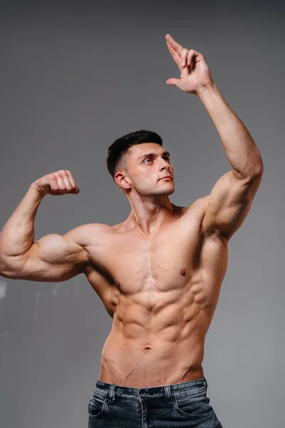 Eine Junge Sexy Athletin Mit Perfektem Bauch Posiert Studio Oben — Stockfoto