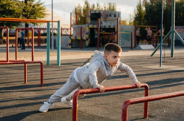 Niño Haciendo Flexiones Patio Recreo Atardecer Deportes Estilo Vida Saludable — Foto de Stock