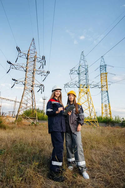 Coletivo Mulheres Funcionários Energia Conduz Uma Inspeção Equipamentos Linhas Poder — Fotografia de Stock