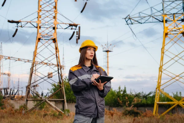 Jovem Trabalhador Engenharia Inspeciona Controla Equipamento Linha Energia Energia — Fotografia de Stock