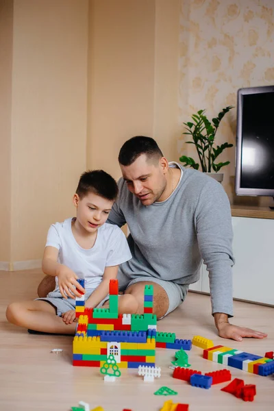 Niño Pequeño Junto Con Padre Interpretado Por Constructor Construye Una — Foto de Stock