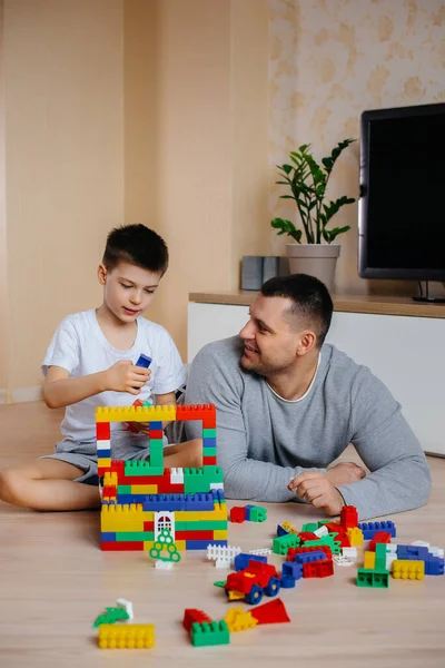 Niño Pequeño Junto Con Padre Interpretado Por Constructor Construye Una —  Fotos de Stock