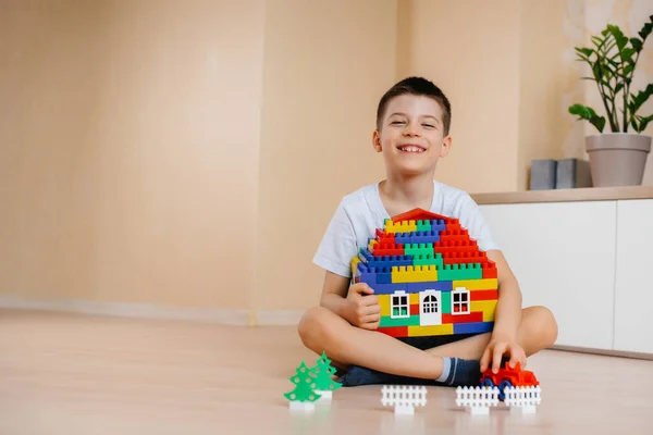 Niño Juega Con Kit Construcción Construye Una Casa Grande Para —  Fotos de Stock