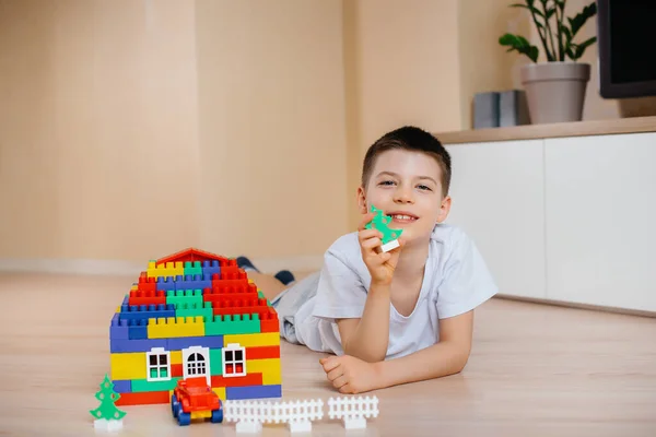 Niño Juega Con Kit Construcción Construye Una Casa Grande Para — Foto de Stock