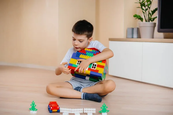 Niño Juega Con Kit Construcción Construye Una Casa Grande Para — Foto de Stock