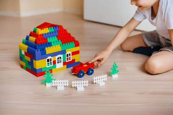 Niño Juega Con Kit Construcción Construye Una Casa Grande Para —  Fotos de Stock