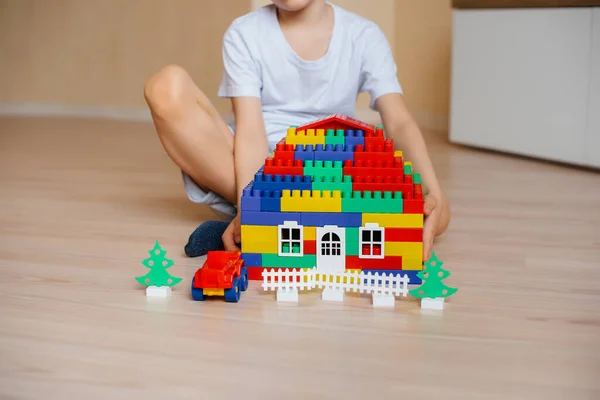 Маленький Мальчик Играет Строительным Комплектом Строит Большой Дом Всей Семьи — стоковое фото