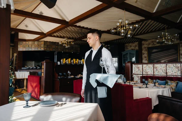 Mladý Číšník Stylové Uniformě Servíruje Stůl Krásné Gurmánské Restauraci Restaurace — Stock fotografie