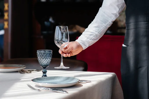 Een Jonge Ober Een Stijlvol Uniform Serveert Tafel Een Prachtig — Stockfoto