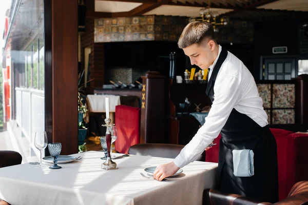 Şık Üniformalı Genç Bir Erkek Garson Güzel Bir Gurme Restoranında — Stok fotoğraf