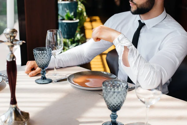 若い髭を生やした男性実業家が高級レストランのテーブルに座り 注文を待っている ケータリングのカスタマーサービス — ストック写真