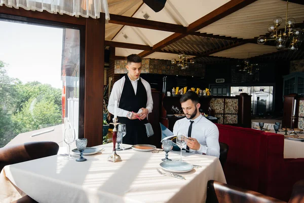 Mladý Podnikatel Dobré Restauraci Menu Prohlíží Objedná Mladého Číšníka Stylové — Stock fotografie