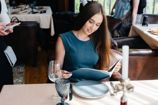 Uma Jovem Mulher Bonita Bom Restaurante Olha Para Menu Faz — Fotografia de Stock