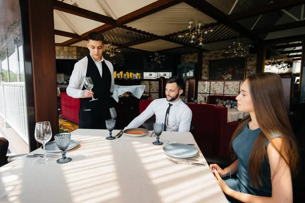 Cameriere Elegante Serve Una Giovane Coppia Che Venuto Appuntamento Ristorante — Foto Stock