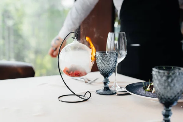 一个精美的沙拉海鲜 金枪鱼和黑鱼子酱在一个美丽的燃烧与火服务在餐厅的桌子上 特写佳肴佳肴特写 — 图库照片