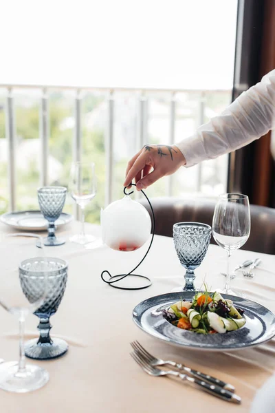 Een Heerlijke Salade Van Zeevruchten Tonijn Zwarte Kaviaar Een Prachtige — Stockfoto