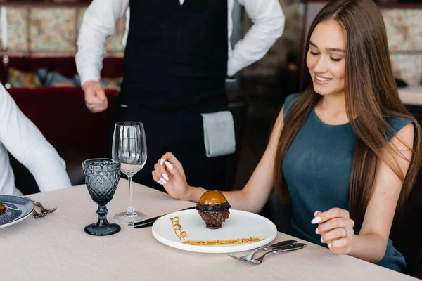 Garçom Elegante Avental Serve Uma Jovem Restaurante Fino Serve Lhe — Fotografia de Stock